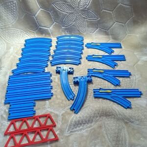 Lot of 25 Tomy Blue Track READ DESCRIPTION